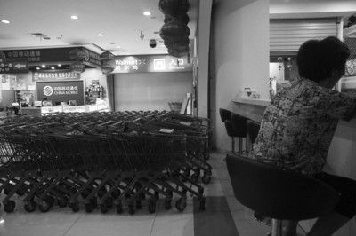 合肥<a href='display.asp?id=12239'  target='_blank'>黄山</a>路沃尔玛门店关门停业 合肥<a href='display.asp?id=12239'  target='_blank'>黄山</a>路沃尔玛大门紧闭