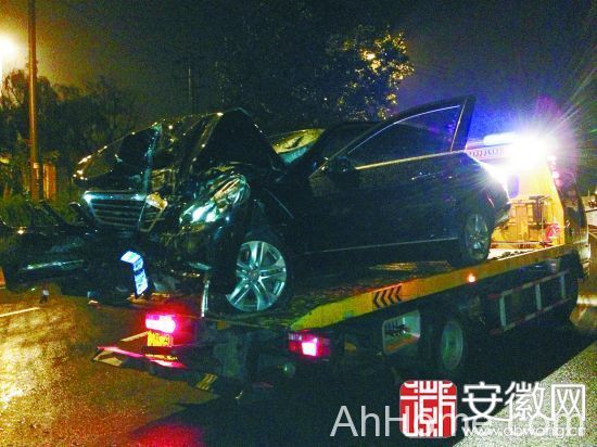 合肥奔驰车撞上桥墩身亡 合肥奔驰车深夜撞上桥墩 奔驰撞上桥墩