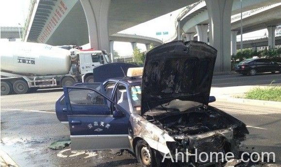 <a href='display.asp?id=8940'  target='_blank'>合肥出租车</a>自燃 被烧毁的出租车