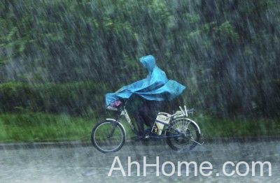 合肥暴雨 合肥市民在雨中骑行