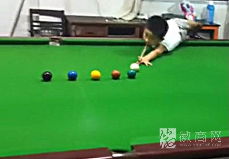 斯诺克神童汪乌卡 斯诺克神童汪乌卡正在打台球