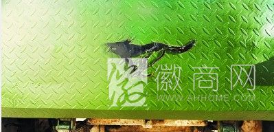 庐江县城管队长自制新式清扫车 车头前带有“狼标”