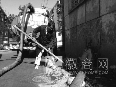 合肥掏粪工吴保文登中国好人榜 合肥掏粪工吴保文正在工作