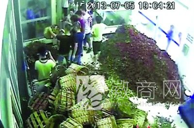 合肥警方破获荔枝贩毒案 警方在一筐筐荔枝中寻找毒品