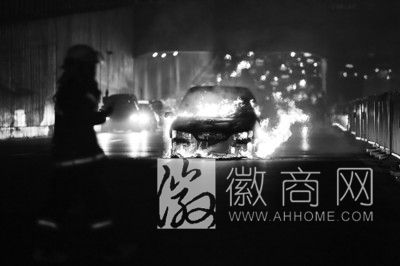 合肥南一环一辆轿车发生自燃 发生自燃的车辆