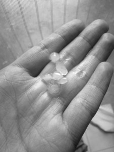 霍山县遭遇暴雨冰雹袭击 霍山县落下的冰雹