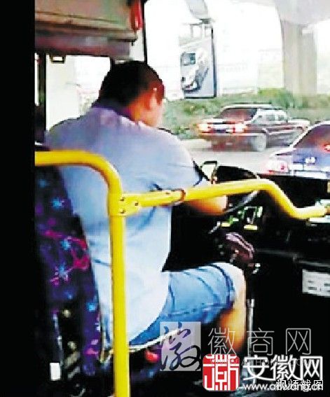 705路公交车司机 龟速开车玩<a href='display.asp?id=11608'  target='_blank'>手机</a> 公交