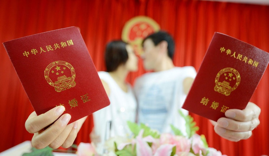 <a href='display.asp?id=18313' target='_blank'>七夕</a>安徽5136对新人登记结婚 一对新人刚刚领到结婚证