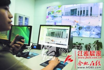22个监控全面覆盖合肥火车站 火车站工作人员正在检查监控画面