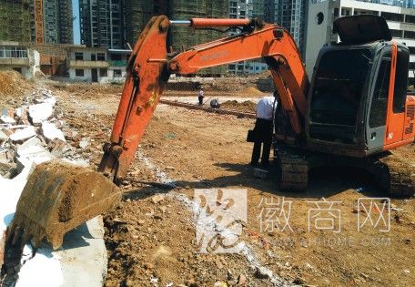 六安市解放路小学围墙被推倒 六安市解放路小学被推倒的围墙和肇事挖掘机