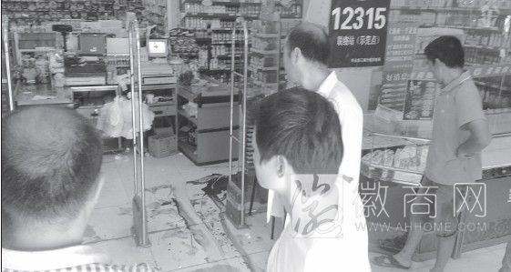 <a href='display.asp?id=11552' target='_blank'>蚌埠</a>男子持刀劫持18岁女孩 位于<a href='display.asp?id=11552' target='_blank'>蚌埠</a>市禹会区马城镇某购物中心的案发现场