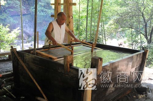 黄山工匠复原&ldquo;三六表纸&rdquo;传统制作工艺 黄山工匠制作&ldquo;三六表纸&rdquo;