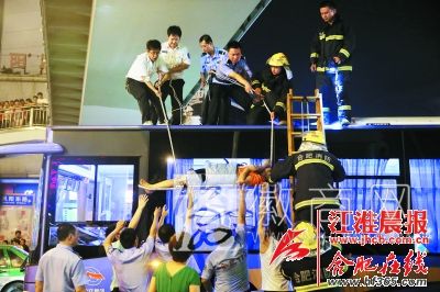 合肥一女子跳桥恰被公交车接住 众人全力施救跳桥女子