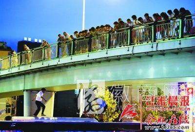 合肥一女子跳桥恰被公交车接住 众人正在查看跳桥女子伤情