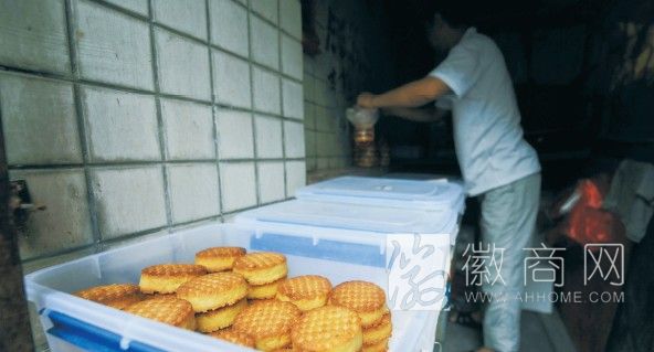 合肥一对夫妻仍在制作重油月饼 合肥张师傅家制作的重油月饼