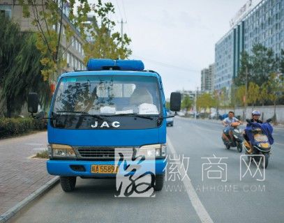 网传合肥城关殴打货车司机 事发地点违规停放着的货车