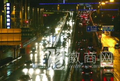 合<a href='display.asp?id=14024' target='_blank'>肥西</a>一环堵车数小时 8月22日傍晚五里墩下桥口车辆排成了长龙