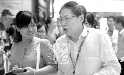 2013亚布力中国企业家论坛夏季峰会开幕 任志强接受记者采访
