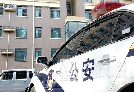 合肥金星家园小区命案 案发当日一辆警车停在单元楼前