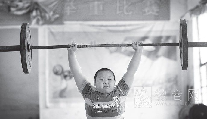 凤阳8岁小大力士杨金龙训练举重一年 小胖杨金龙正在练习举重