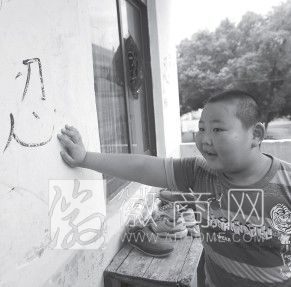 凤阳8岁小大力士杨金龙训练举重一年 小胖说他学会了忍让