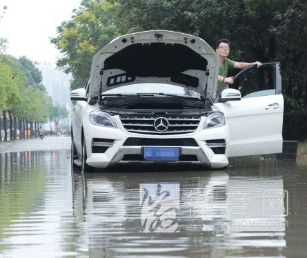 安徽多地普降暴雨 合肥一车主因路面积水较深无法前进
