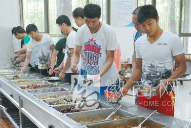 安徽全运会代表队石关训练基地备战 安徽全运会代表队在食堂午餐