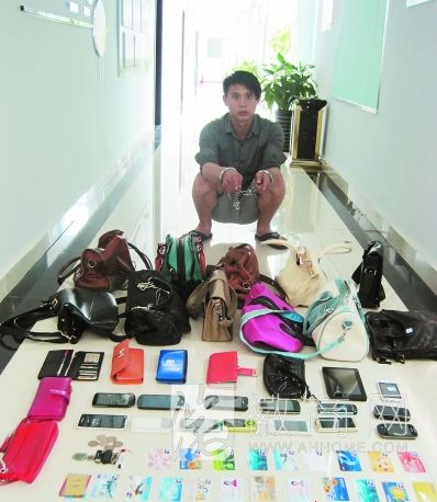 瑶海刑警破获系列飞车抢夺案 犯罪嫌疑人指认赃物
