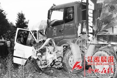 <a href='display.asp?id=11358' target='_blank'>宿州砀山</a>县境内面包车与大货车相撞 事故现场车辆已经“面目全非”