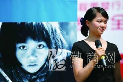 2013“圆梦行动”助学金开始发放 苏明娟在助学金发放仪式现场