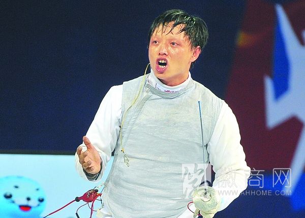 张亮亮卫冕男子花剑个人冠军 我省选手张亮亮在比赛获胜后欢呼