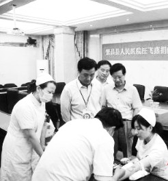 <a href='display.asp?id=11916' target='_blank'>芜湖</a>女护士跨国捐献造血干细胞 医生正在为汪飞燕采集造血干细胞样本