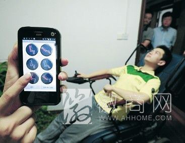合工大学子研发多功能智能护理轮椅 多功能轮椅还可以通过<a href='display.asp?id=11608' target='_blank'>手机</a>操控