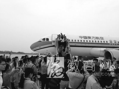 42名诈骗犯从<a href='display.asp?id=18389' target='_blank'>柬埔寨</a>押解回安徽 民警押解42名嫌犯走下飞机