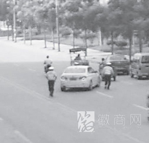 <a href='display.asp?id=11445'  target='_blank'>阜阳</a>一宝马司机撞协警逃逸后找人顶包 宝马车正在靠边停车接受检查