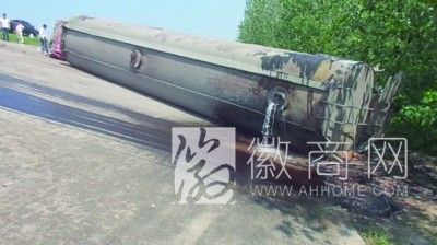 无为县40吨浓硫酸槽罐车侧翻 槽罐车翻下江堤硫酸溢出