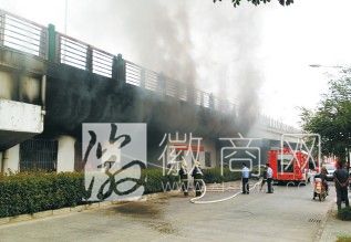 <a href='display.asp?id=14017' target='_blank'>宣城</a>市鳌峰东路大桥下公交公司临时办公室突发大火 大桥桥底被熏得漆黑