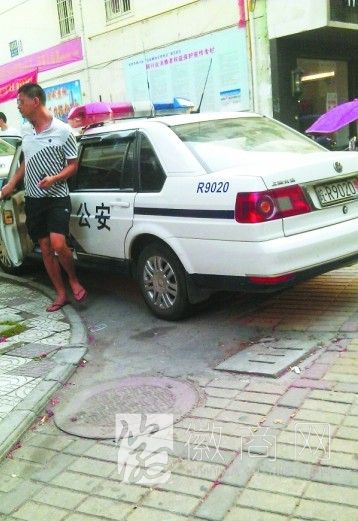 网曝池州男子着变装拖鞋开警车 网友拍到的男子着变装拖鞋开警车