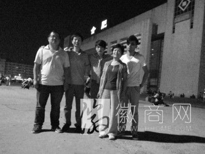 反传销青年樊京刚在合肥卧底7天 樊京刚和同事在火车站前合影