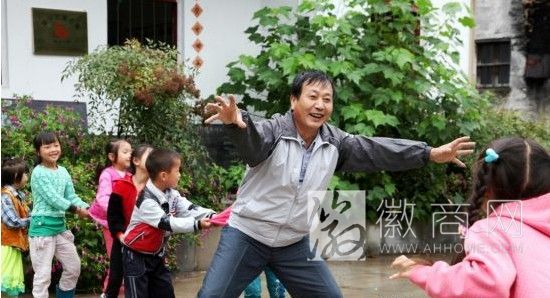 8月“安徽好人”评选完成 潘立华带领学生们游戏