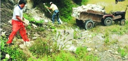 合肥玉矿山疑遭人偷采 两名男子在挖运石头