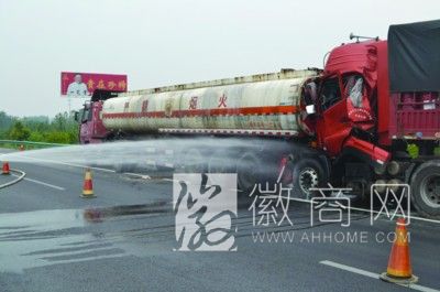 槽罐车追尾致27吨剧毒重芳烃泄漏 事故现场