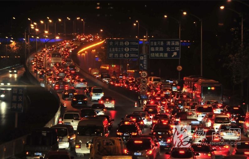 <a href='display.asp?id=7293' target='_blank'>合肥五里墩立交桥</a>全封闭绕行 合肥堵车