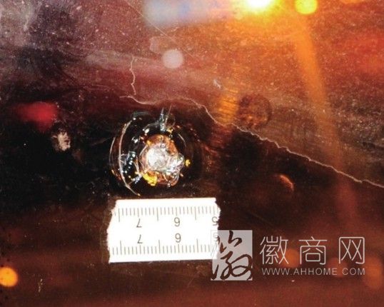 安大北门私家车遭枪击 弹孔