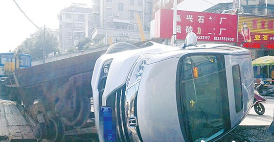 火车与轿车相撞图