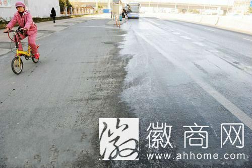合肥清晨洒水路面结冰多人摔倒 城管:2℃以下严禁洒水