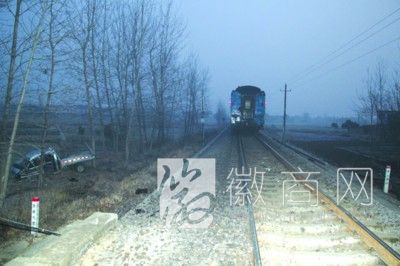 合九铁路 火车撞飞货车