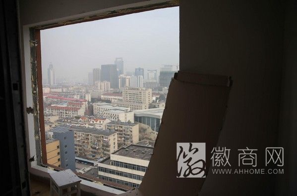 合肥绩溪路一公寓楼燃气爆炸 防盗窗震落