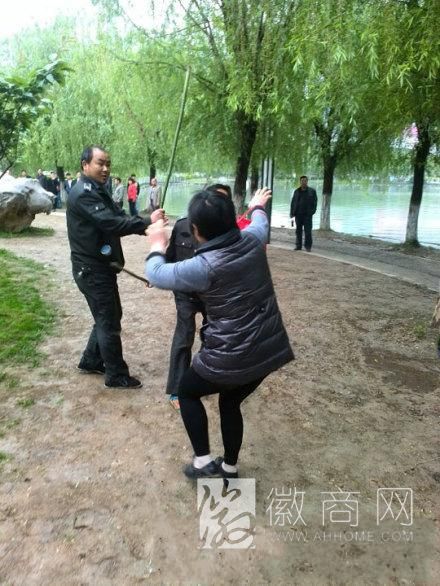 天鹅湖游人被当传销遭城管殴打 当事城管已被开除