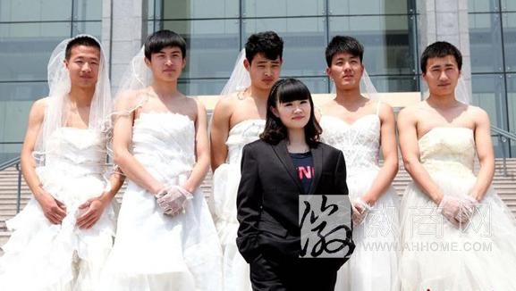 亳州职业技术学院个性毕业照 男生穿婚纱女生穿西装
